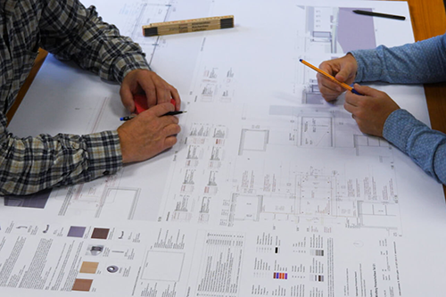 Bilder von Objekten oder Projekten, die durch die zomo-form realisiert wurden. Hierzu gehören Küchen, Innenausbauten, Ladenbau-Projekte und Brandschutztüren.